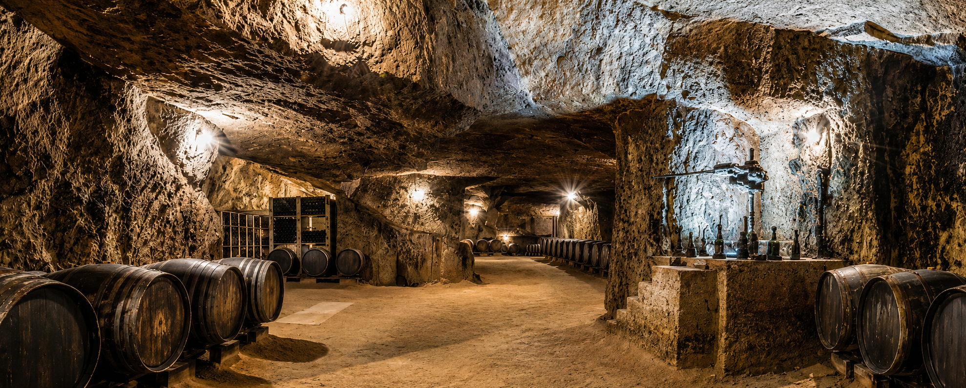 Cave de tuffeau du Vignoble de la Jarnoterie où vieillit le Cabernet Franc, Saint-Nicolas-de-Bourgueil